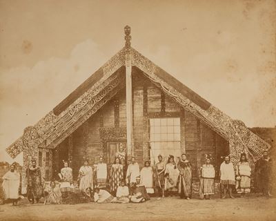 Native Jarved Meeting House, Ohimnemutu, Stampa all'albumina su cartoncino, anni 1870