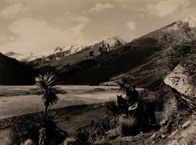 Autoritratto contemporaneo, Rees Valley, Otago, South Island, New Zealand - Stampa vintage alla g...