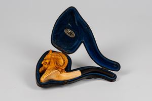 Pipa in schiuma di mare intagliata a forma di testa demoniaca entro custodia sagomata. Secolo XIX