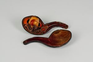 Pipa in schiuma di mare intagliata a forma di artiglio entro custodia sagomata. Secolo XIX