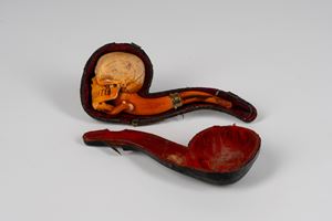Pipa in schiuma di mare intagliata a forma di teschio entro custodia sagomata. Secolo XIX