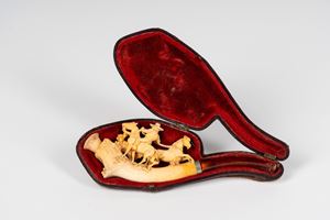Pipa in schiuma di mare intagliata raffigurante un uomo con cappello che doma due cavalli. Entro custodia sagomata. Secolo XIX