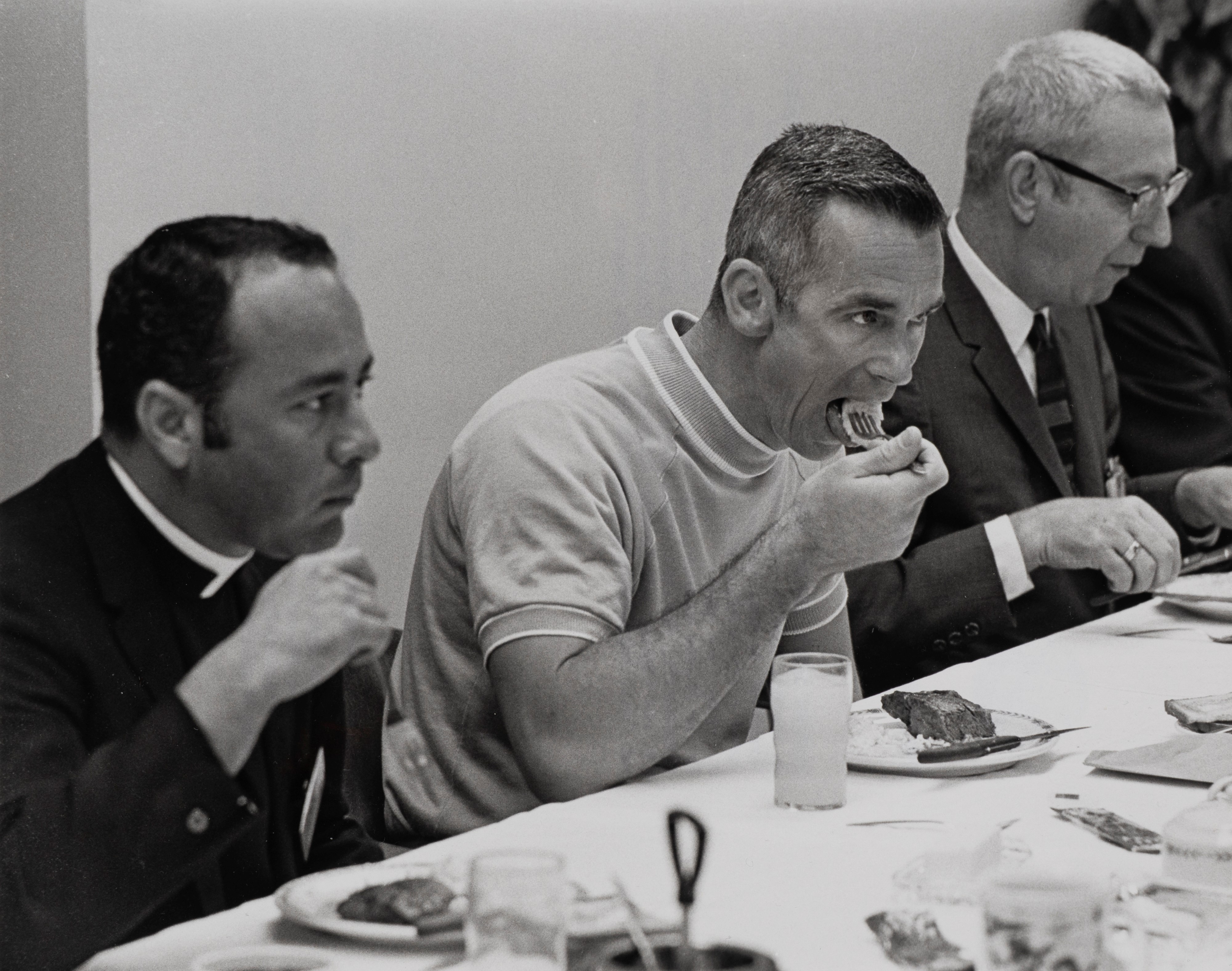 Crew Apollo 10 a colazione, 18 maggio 1969 - Kennedy Space Center, Florida (2 stampe)