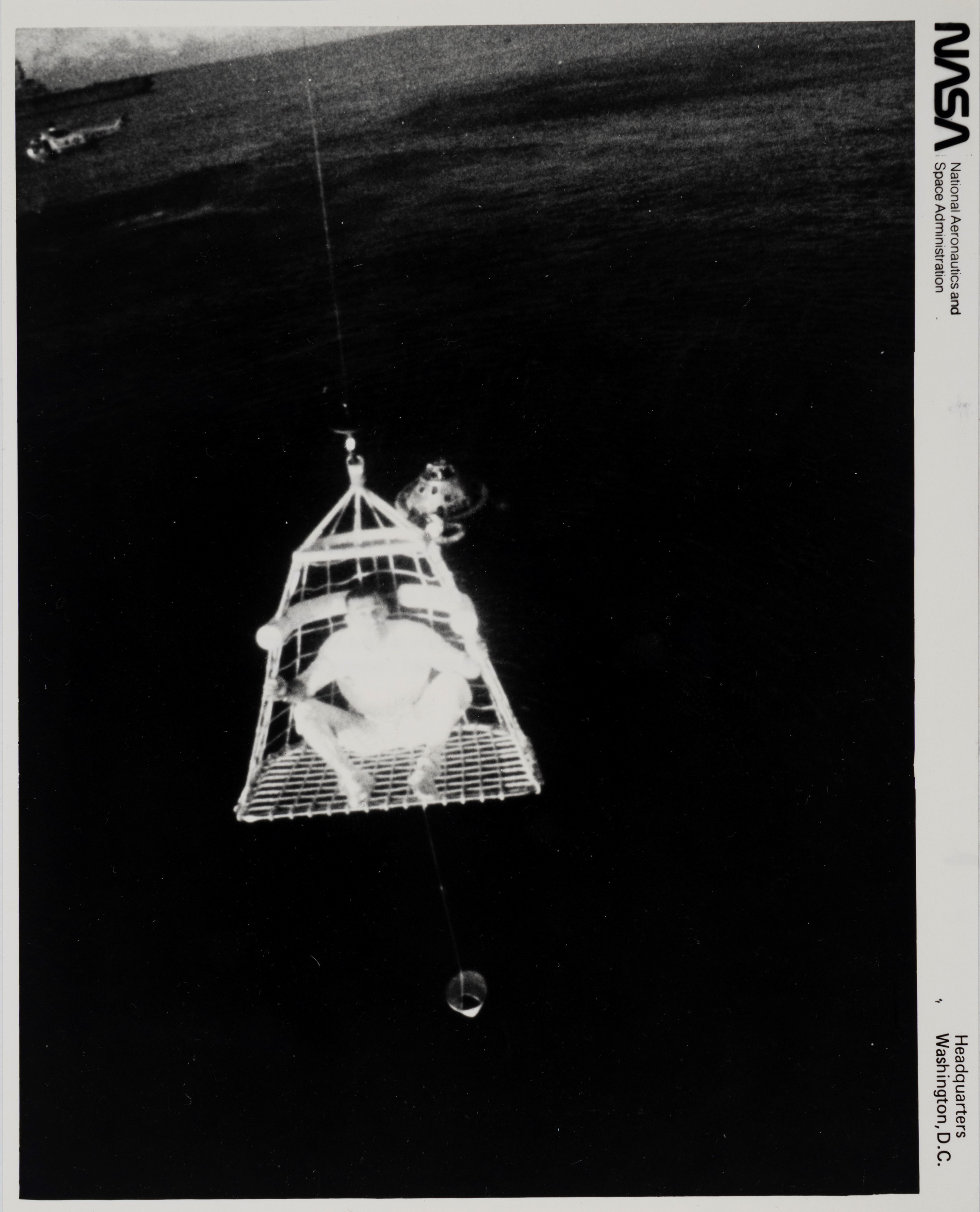 Ammaraggio Apollo 10, Astronaut Eugene A. Cernan is hosted abroad a Navy helicopter, Honolulu Haw...