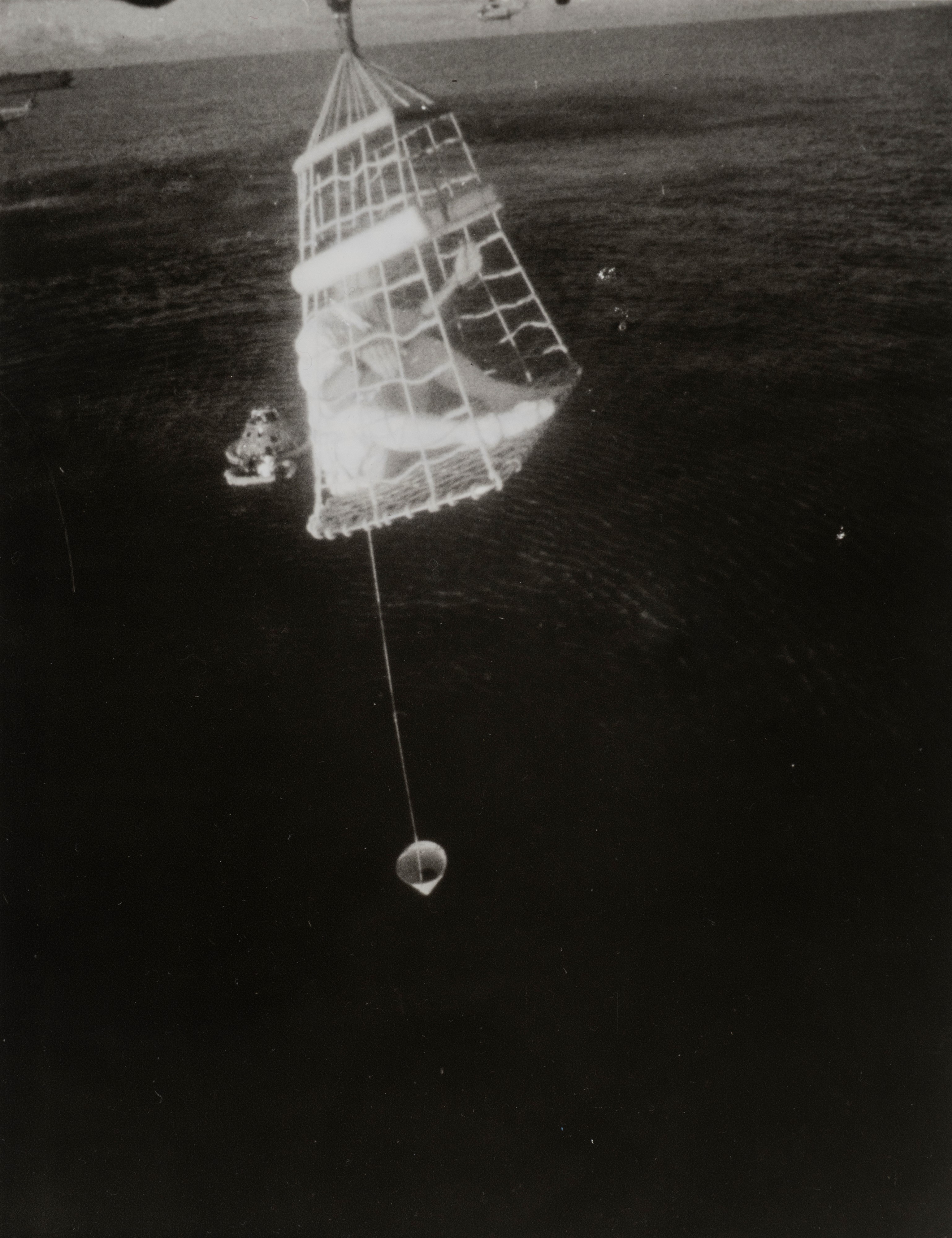 Ammaraggio Apollo 10, Astronaut Eugene A. Cernan is hosted abroad a Navy helicopter, Honolulu Haw...