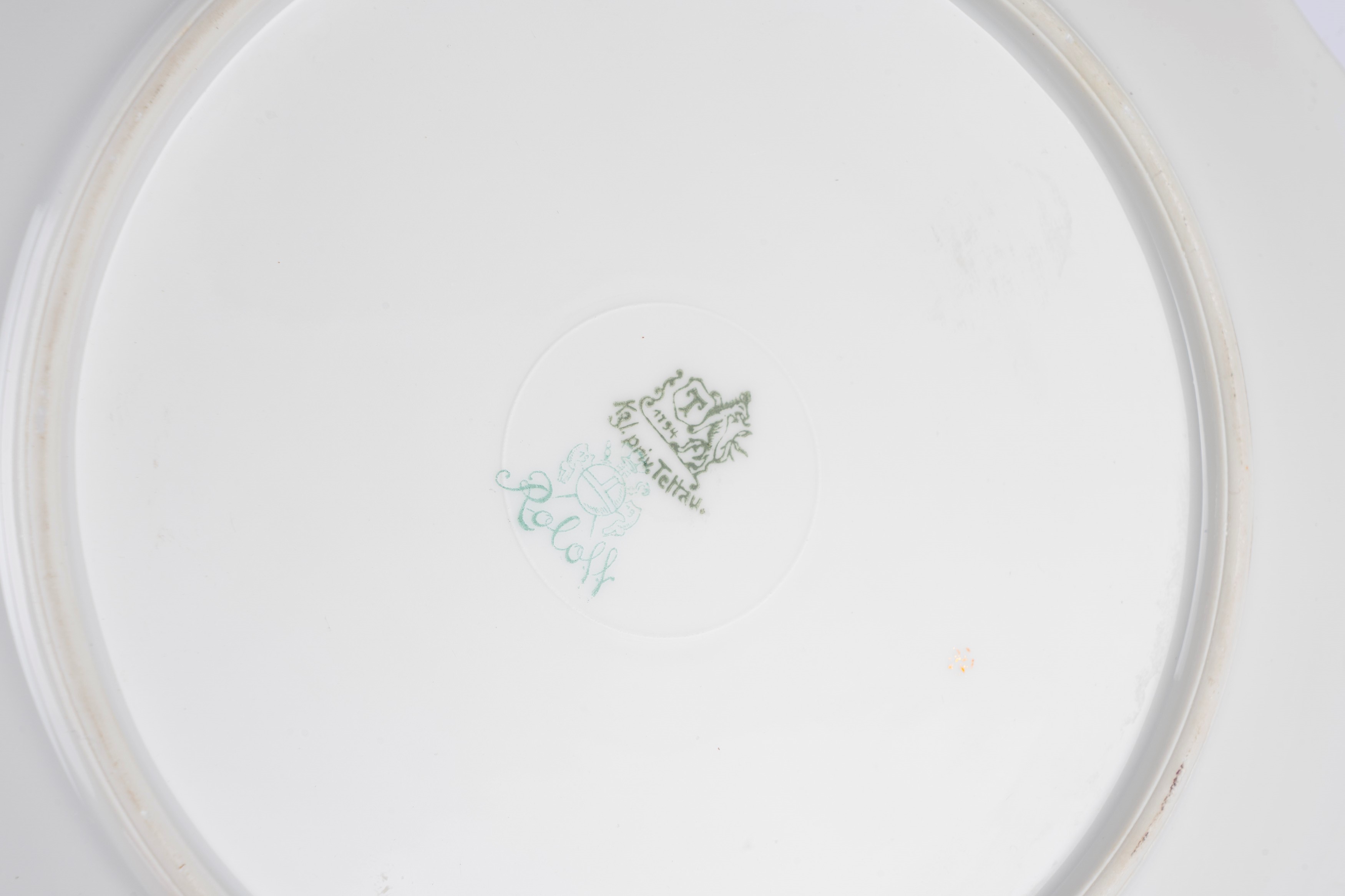 Otto piatti da frutta in porcellana con decoro policromo alla frutta e bordo mosso dorato. Bavari...