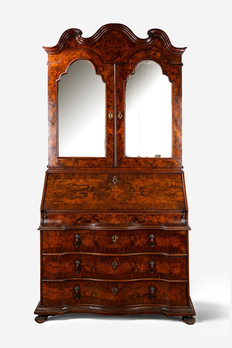 Mobile a due corpi lastronato in noce e radica di noce. Veneto, secolo XVIII