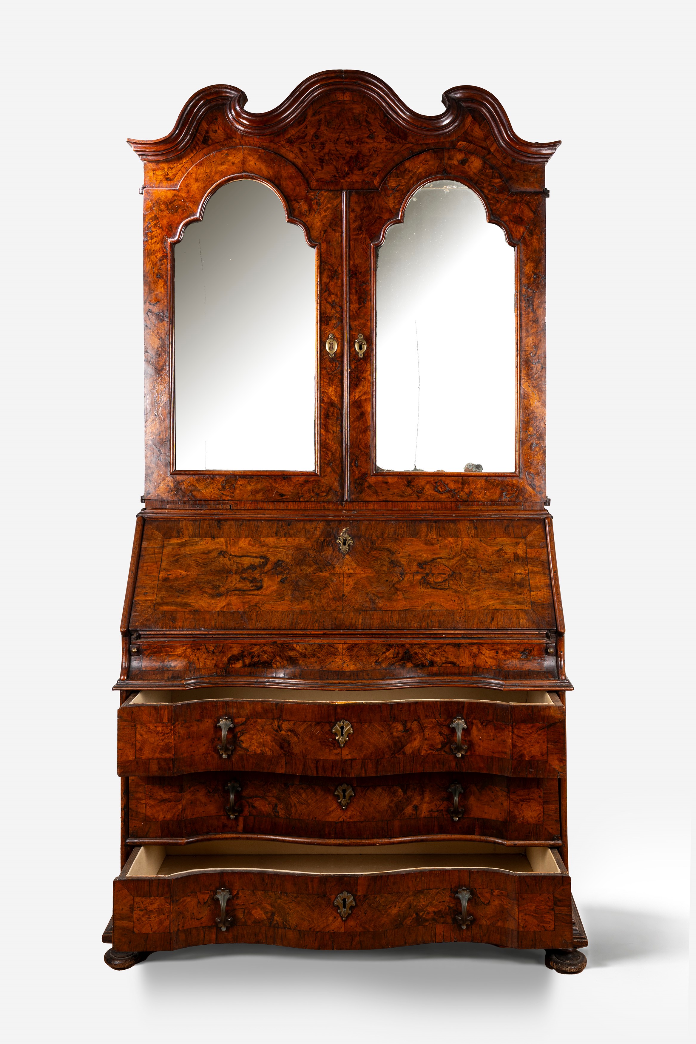 Mobile a due corpi lastronato in noce e radica di noce. Veneto, secolo XVIII