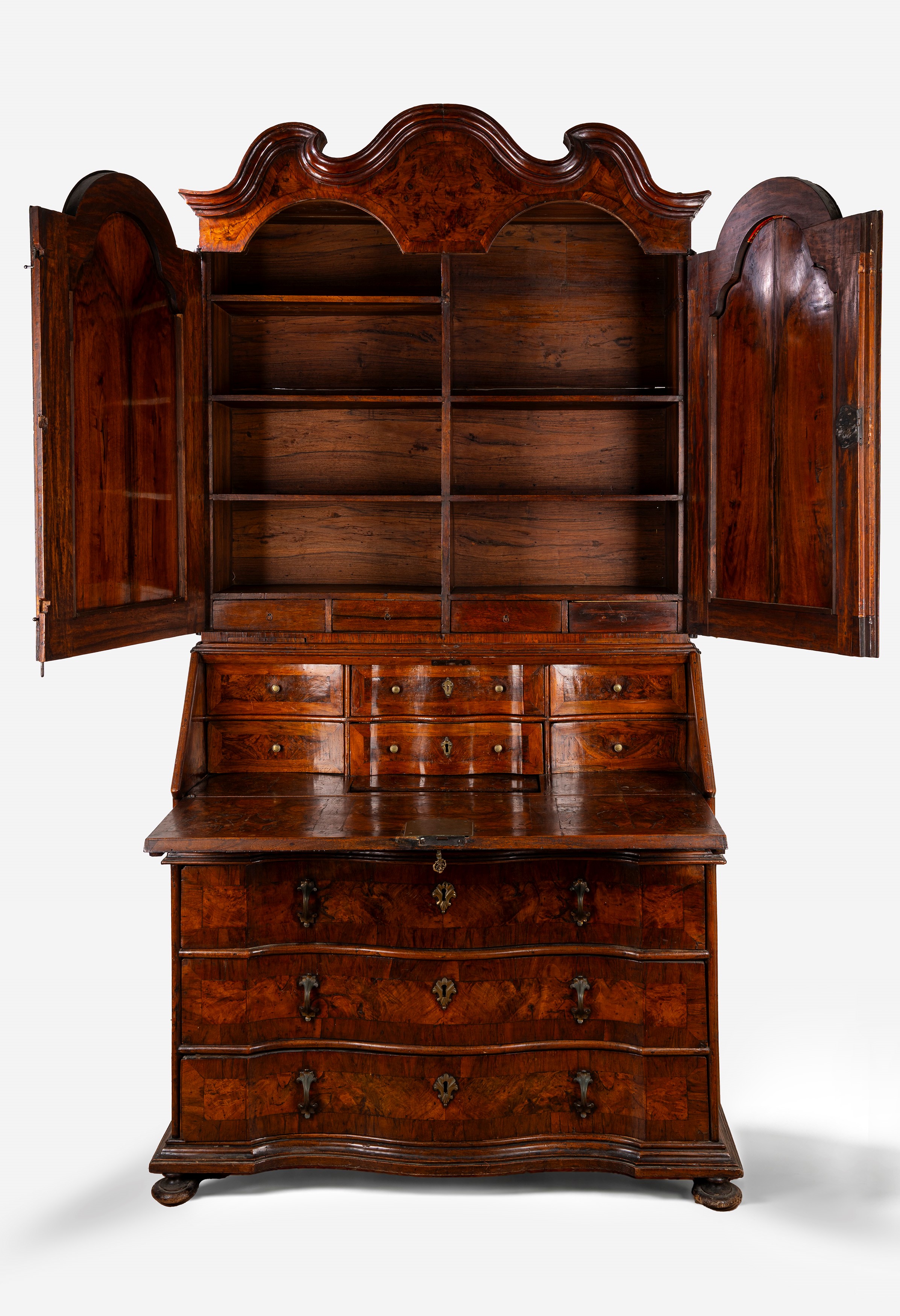 Mobile a due corpi lastronato in noce e radica di noce. Veneto, secolo XVIII