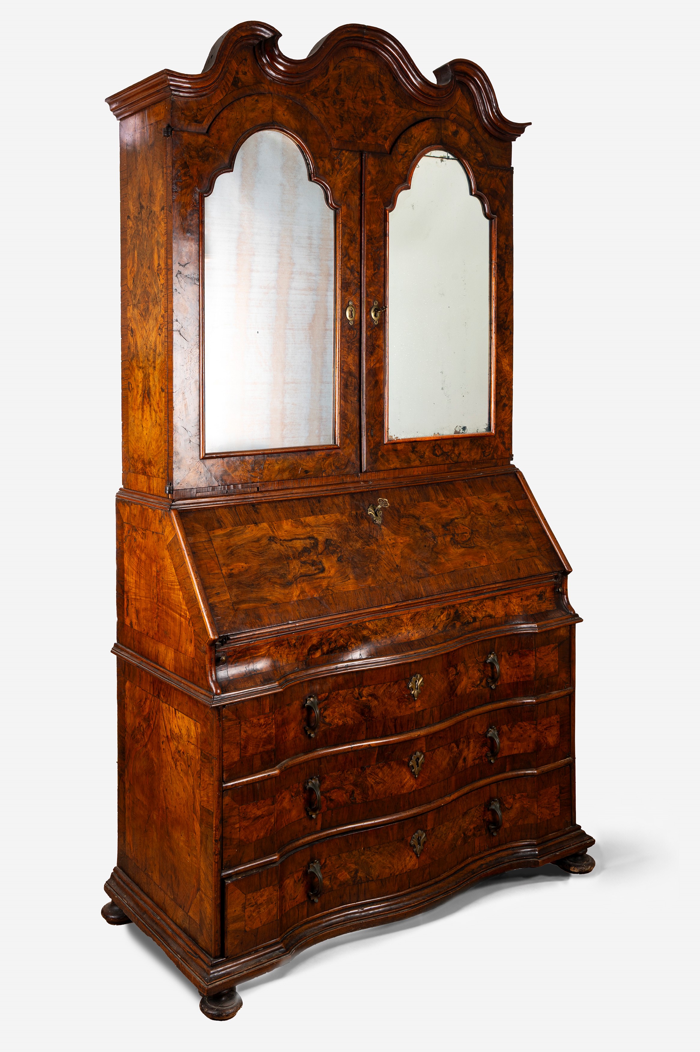 Mobile a due corpi lastronato in noce e radica di noce. Veneto, secolo XVIII