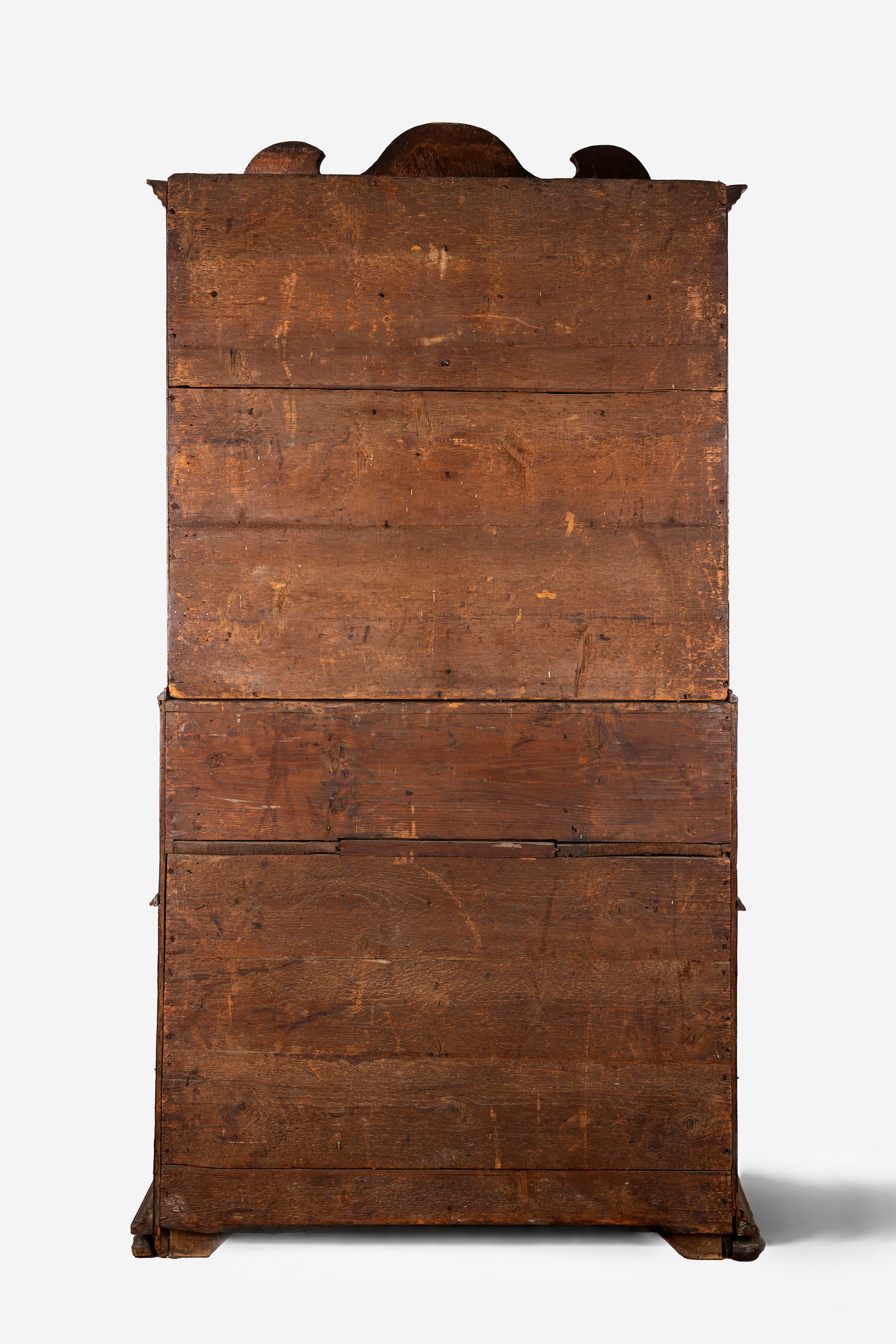 Mobile a due corpi lastronato in noce e radica di noce. Veneto, secolo XVIII