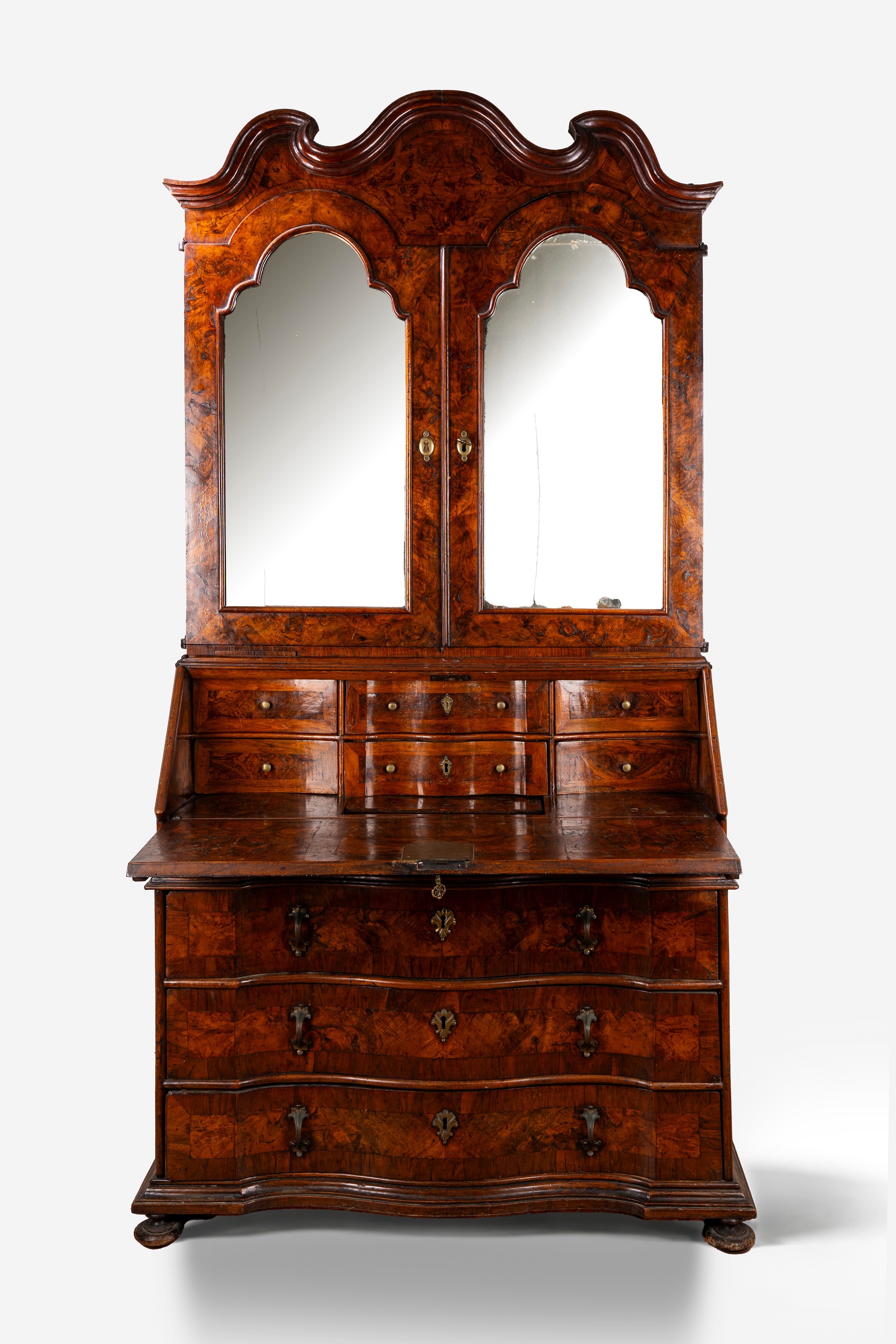 Mobile a due corpi lastronato in noce e radica di noce. Veneto, secolo XVIII