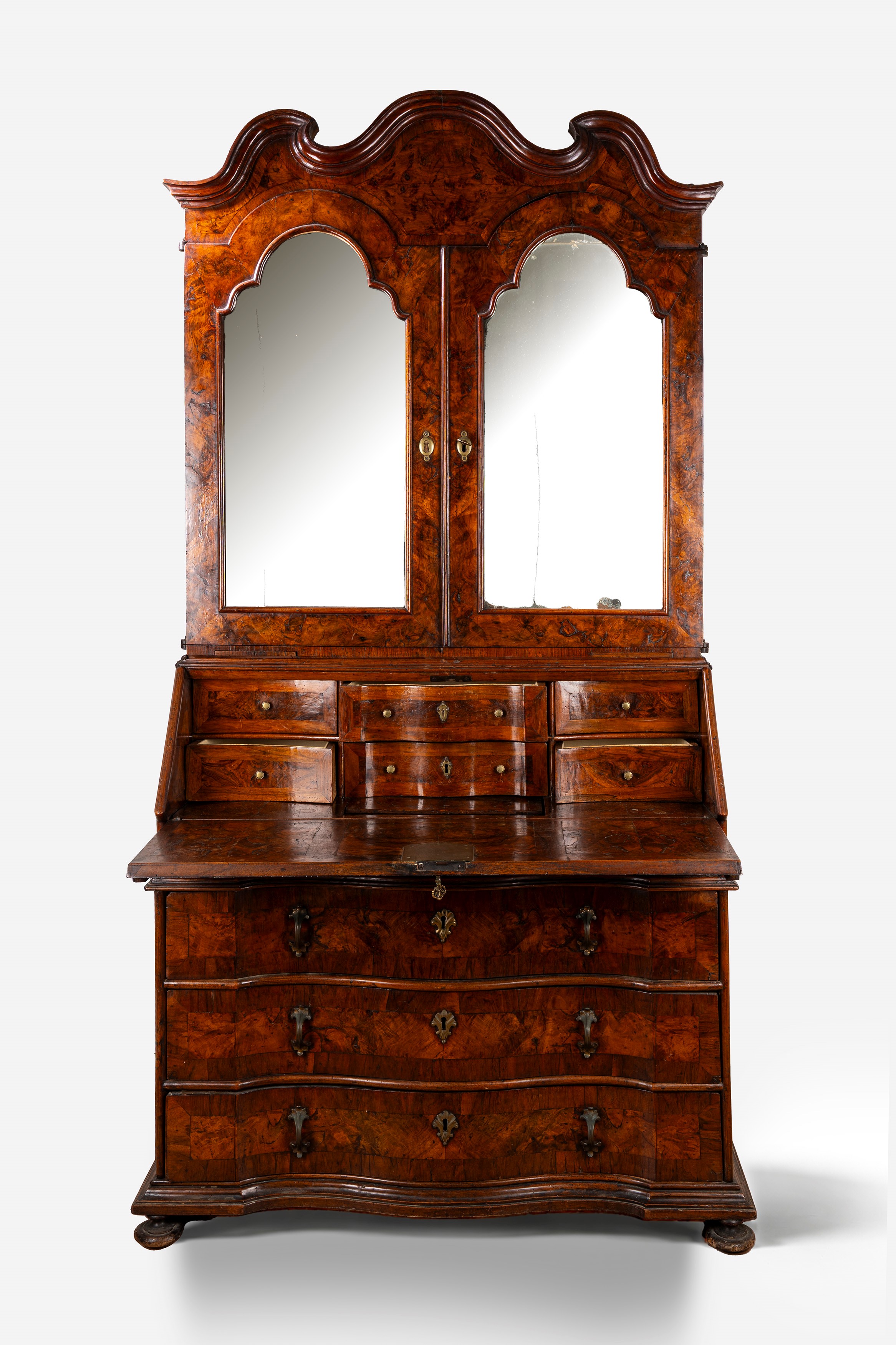 Mobile a due corpi lastronato in noce e radica di noce. Veneto, secolo XVIII