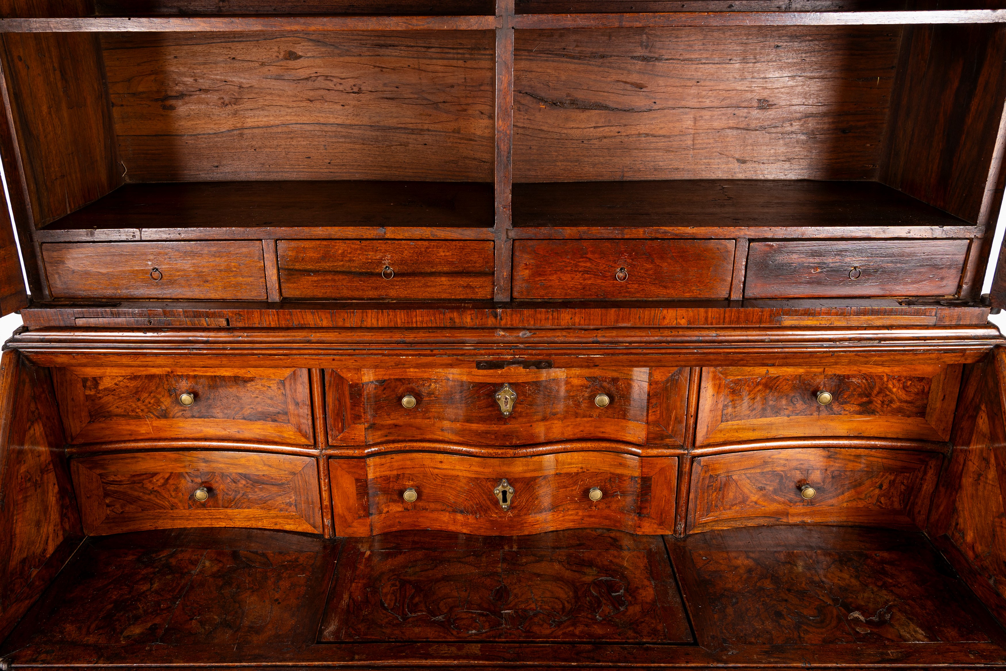 Mobile a due corpi lastronato in noce e radica di noce. Veneto, secolo XVIII