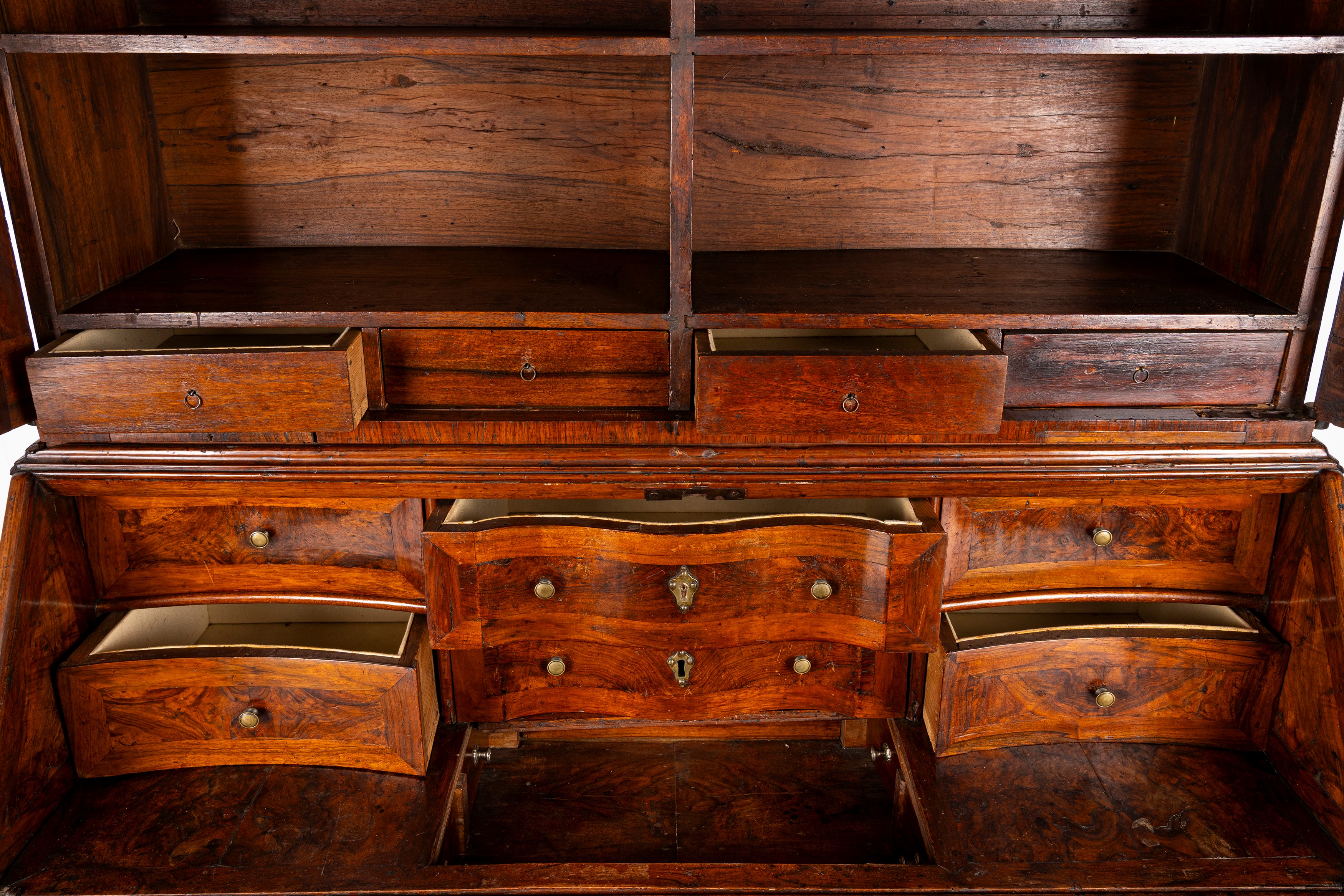 Mobile a due corpi lastronato in noce e radica di noce. Veneto, secolo XVIII