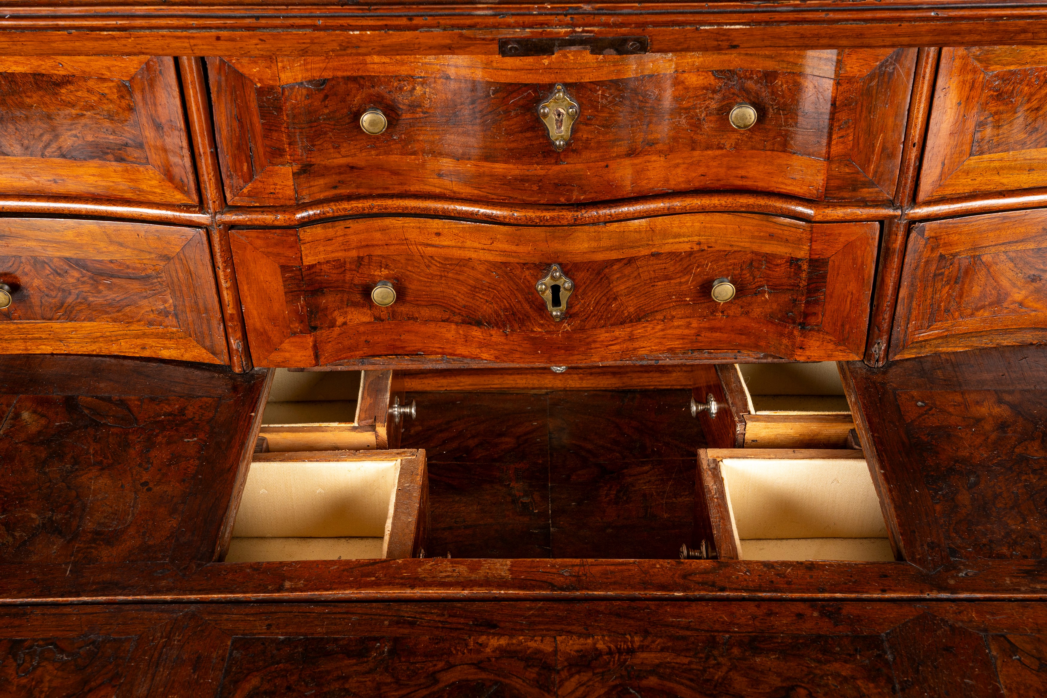 Mobile a due corpi lastronato in noce e radica di noce. Veneto, secolo XVIII