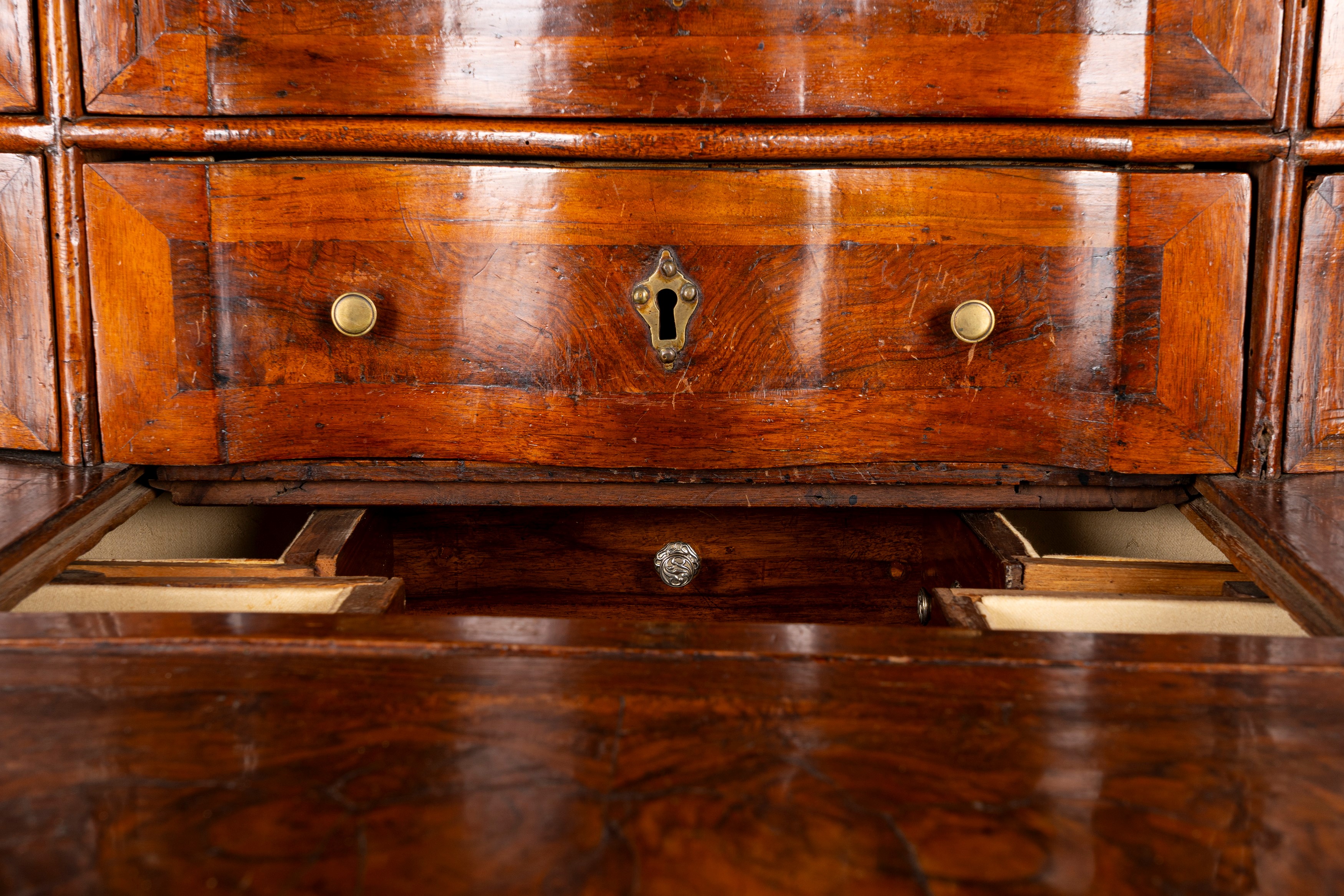 Mobile a due corpi lastronato in noce e radica di noce. Veneto, secolo XVIII