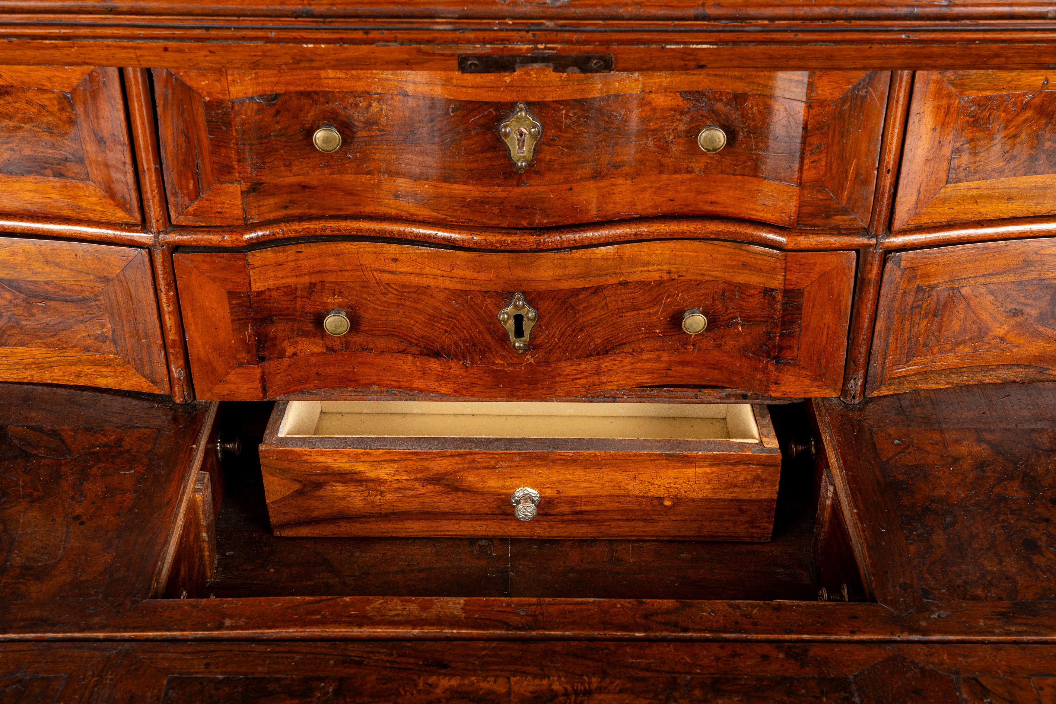 Mobile a due corpi lastronato in noce e radica di noce. Veneto, secolo XVIII