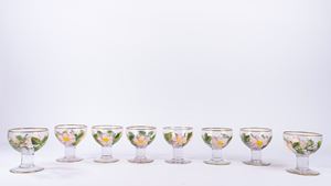 Otto coppe da macedonia in vetro con bordo dorato, dipinte a fiori