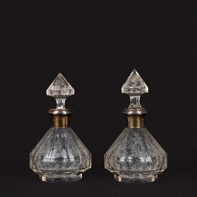 Coppia di Decanter in Cristallo Inciso a Motivi Vegetali e una Bottiglia con Tappo in Cristallo O...
