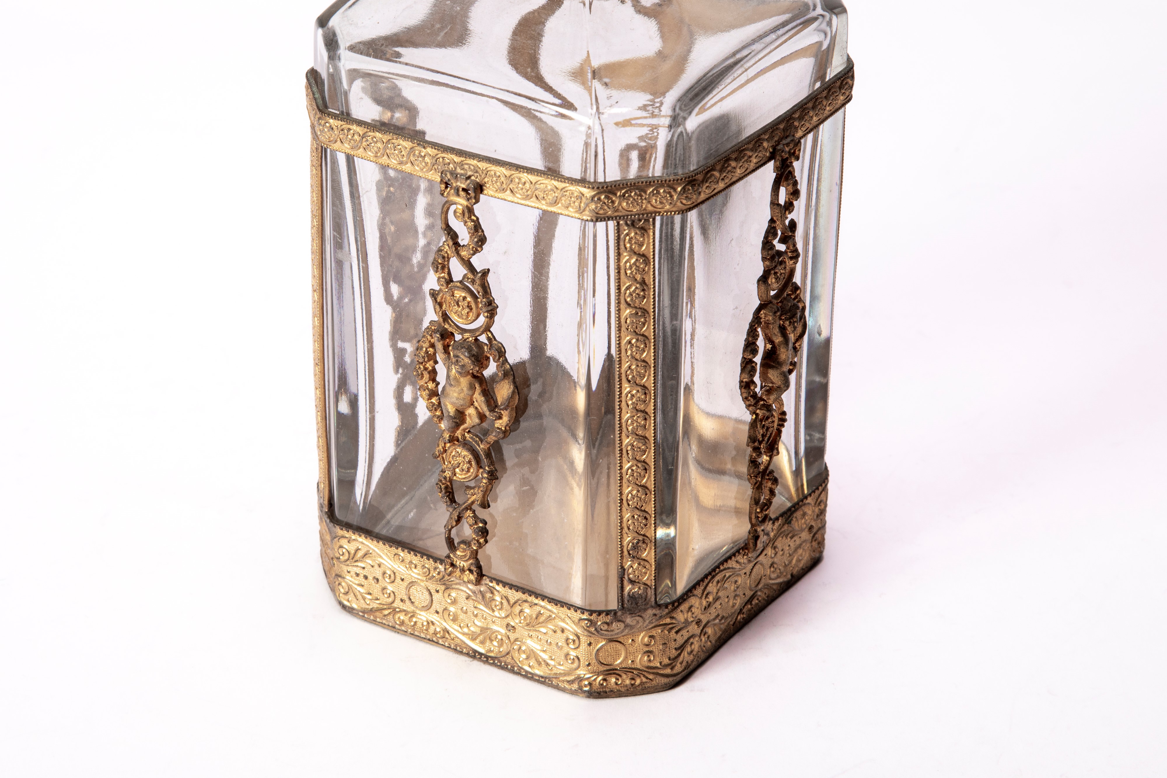 Coppia di Decanter in Cristallo Inciso a Motivi Vegetali e una Bottiglia con Tappo in Cristallo O...