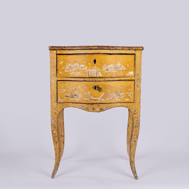 Comodino a due cassetti in legno laccato a cinoiserie. Secolo XVIII