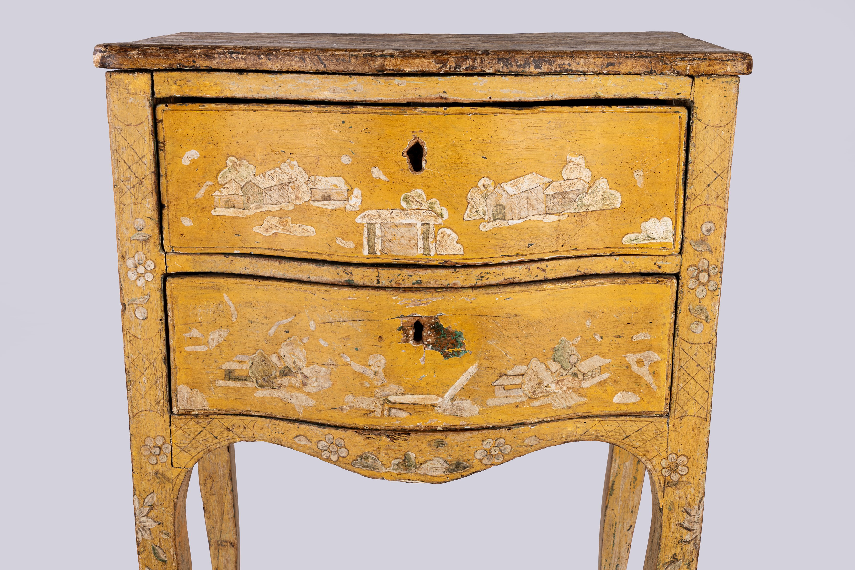Comodino a due cassetti in legno laccato a cinoiserie. Secolo XVIII