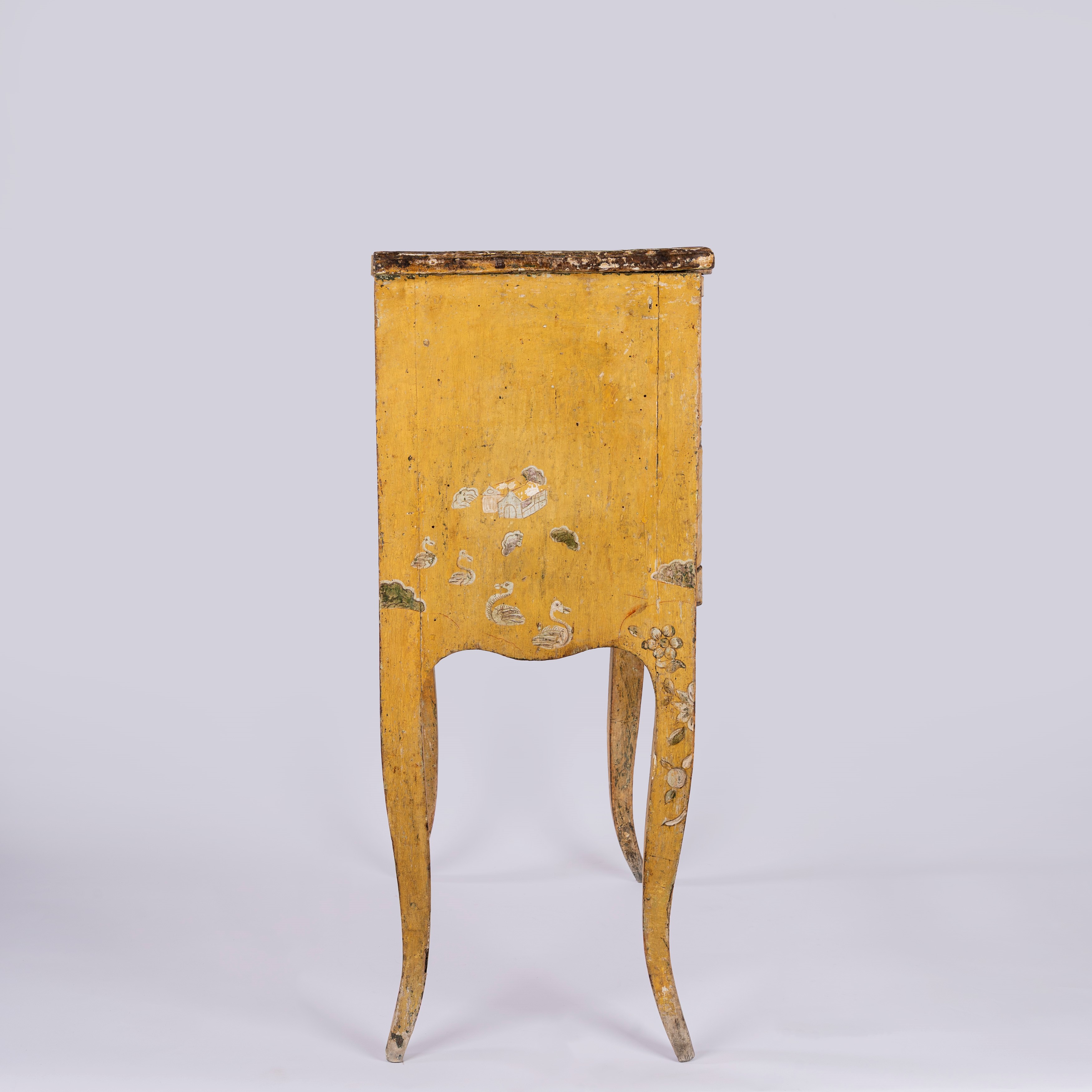 Comodino a due cassetti in legno laccato a cinoiserie. Secolo XVIII