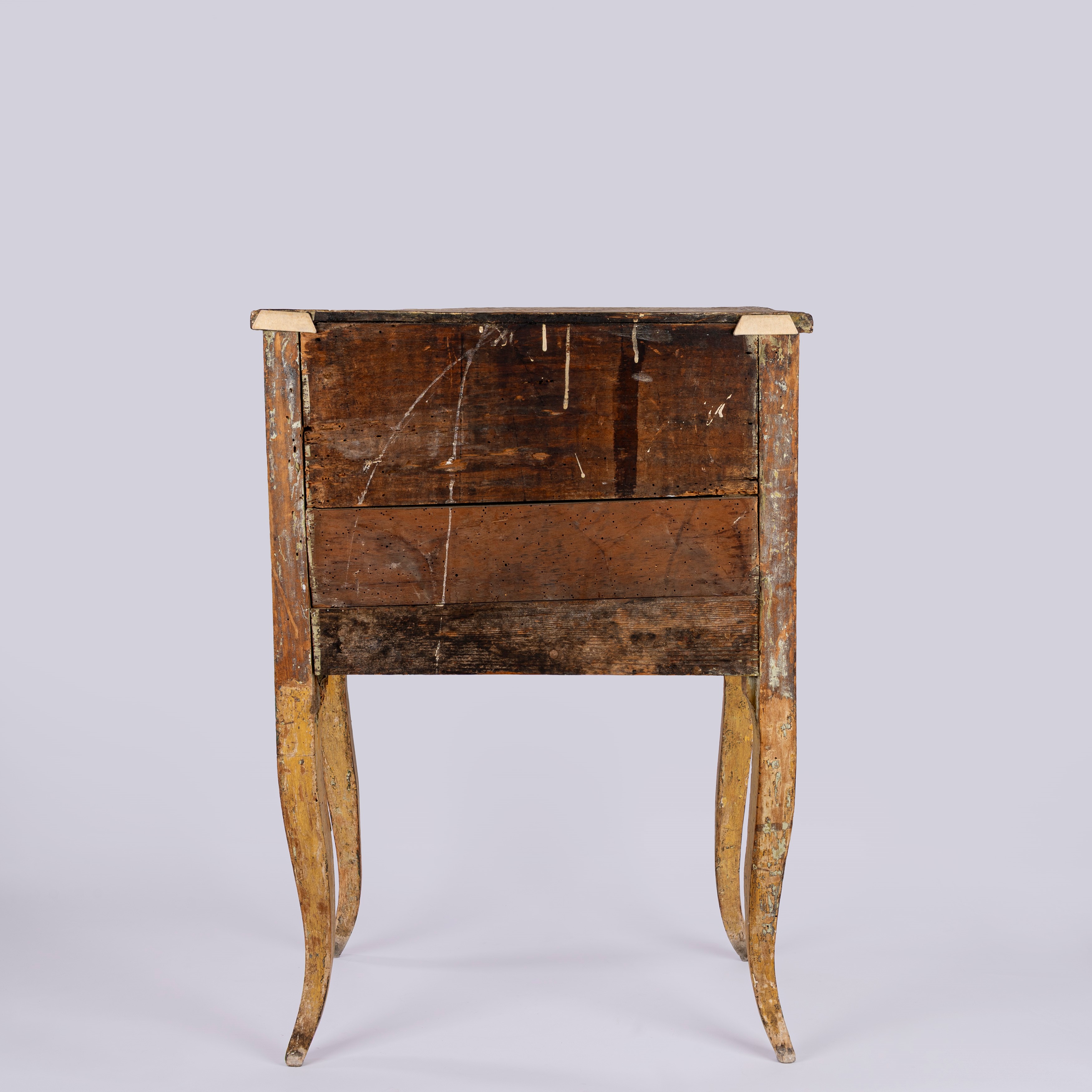 Comodino a due cassetti in legno laccato a cinoiserie. Secolo XVIII