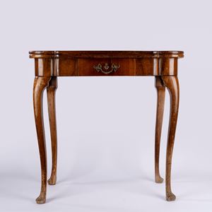 Tavolino da gioco in stile settecentesco con piano a libro, secolo XIX
