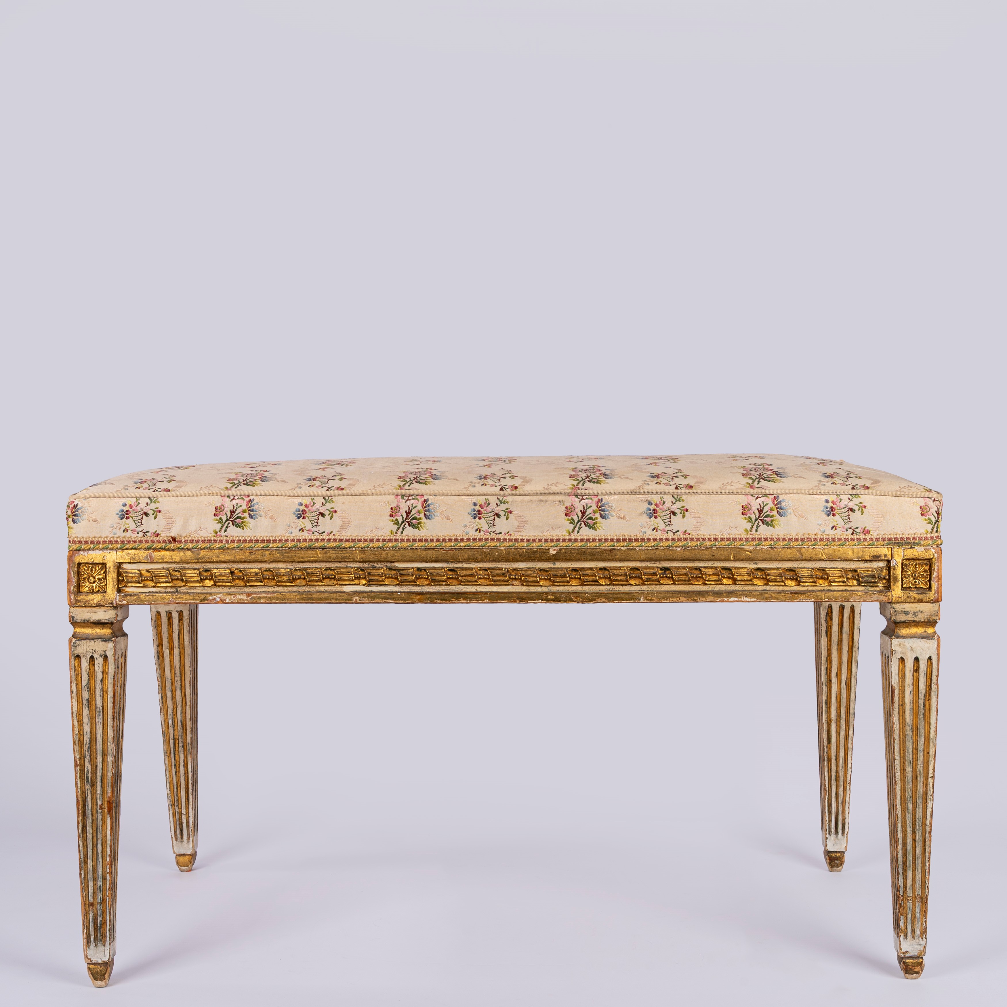 Panchetto in legno laccato e dorato in stile Luigi XVI. | Antiquariato ...