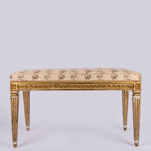 Panchetto in legno laccato e dorato in stile Luigi XVI.