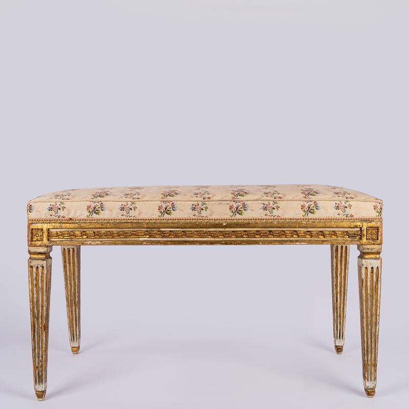 Panchetto in legno laccato e dorato in stile Luigi XVI.