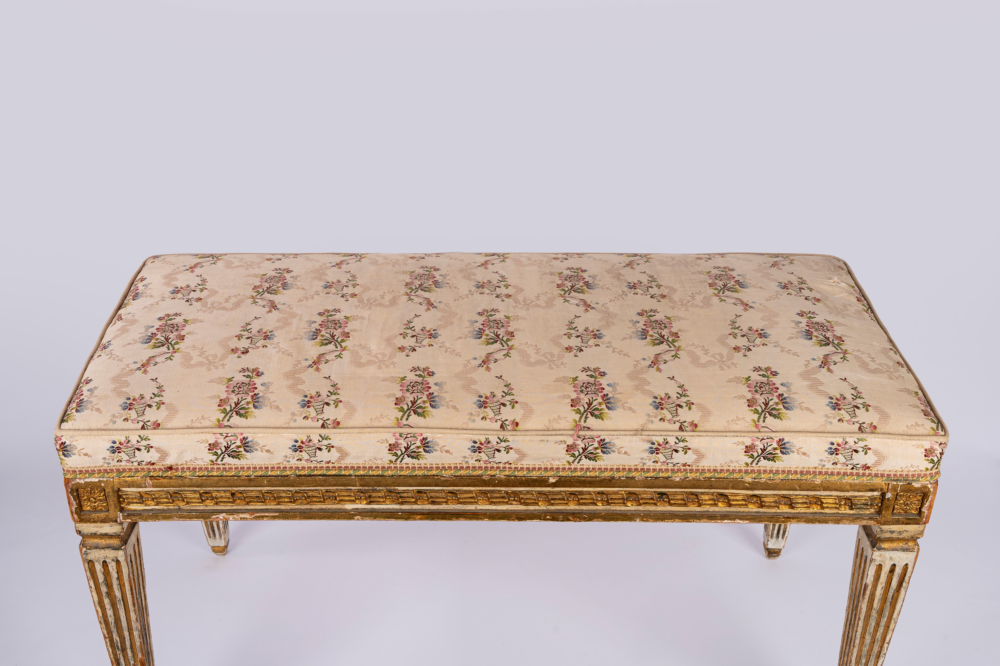 Panchetto in legno laccato e dorato in stile Luigi XVI.