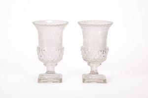 Coppia di vasi "Medici" in cristallo incolore molato e inciso. Inizio secolo XX
