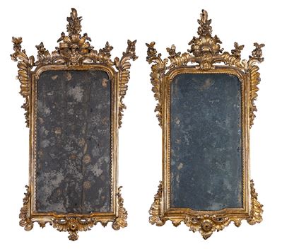 Coppia di Specchiere in Legno Intagliato e Dorato con Cornice Decorata da Fregi a Volute di Fogli...