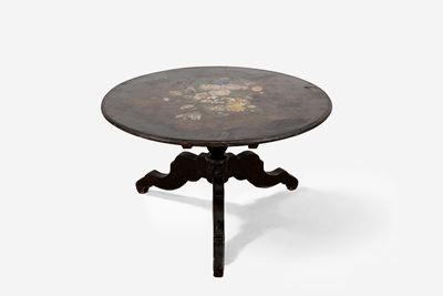 Tavolino basso in legno laccato con piano dipinto a bouquet di fiori, XIX secolo