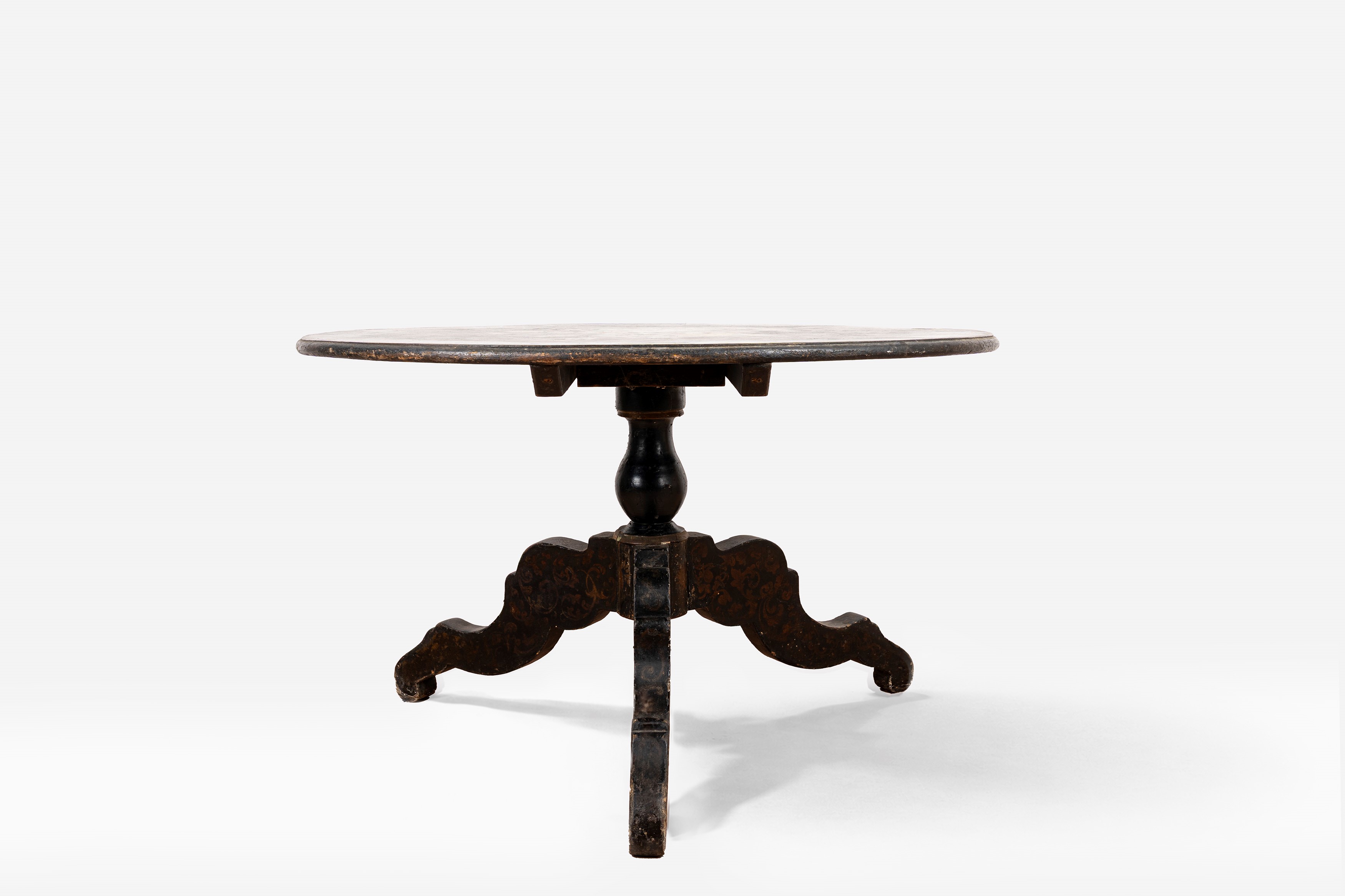 Tavolino basso in legno laccato con piano dipinto a bouquet di fiori, XIX secolo