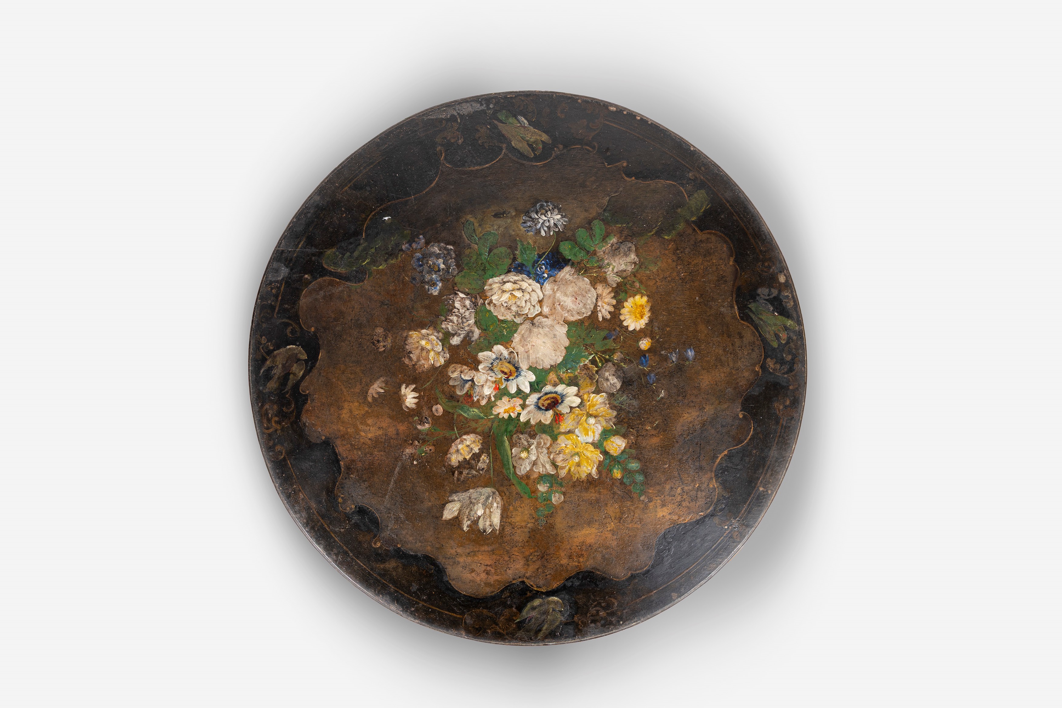 Tavolino basso in legno laccato con piano dipinto a bouquet di fiori, XIX secolo