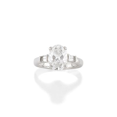 Anello in platino con diamanti ovali e tapered (certificati GIA e Bulgari)