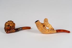 Due pipe in schiuma di mare intagliata raffiguranti un leone. Secolo XIX