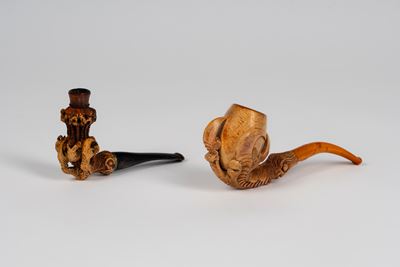 XIX secolo, Coppia di pipe decorative in schiuma di mare intagliata a forma di artiglio
