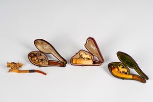 Quattro pipe in schiuma di mare intagliata raffiguranti animali. Secolo XIX