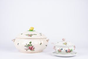 Zuppiera e salsiera in porcellana decorata in policromia, Strassbourg Richard 