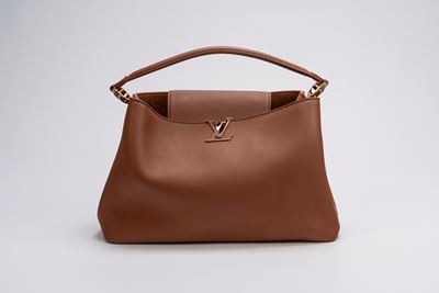 Borsa Capucines, pelle color cognac con tracolla e dettagli in metallo dorato