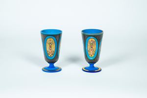 Coppia di calici in pasta vitrea blu con decoro a mano.