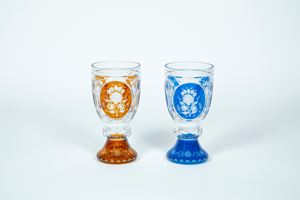 Coppia di coppe in vetro trasparente e policromo decorato nei toni dell'ambra e dell'azzurro a medaglioni floreali