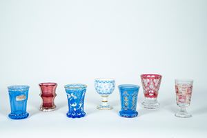 Lotto di tre bicchieri rosa e tre bicchieri azzurri in vetro e un coppa in ceramica bianca e blu di manifattura Royal Crown Derby, Inghilterra.