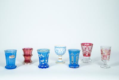 Lotto di Tre Bicchieri Rosa e Tre Bicchieri Azzurri in Vetro e un Coppa in Ceramica Bianca e Blu ...