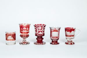 Lotto di cinque bicchieri in cristallo trasparente e bordeaux decorati a vedute